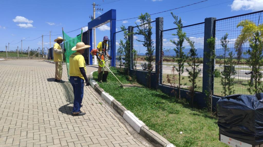 Prefeitura faz manutenção e limpeza nos cemitérios para Dia das Mães
