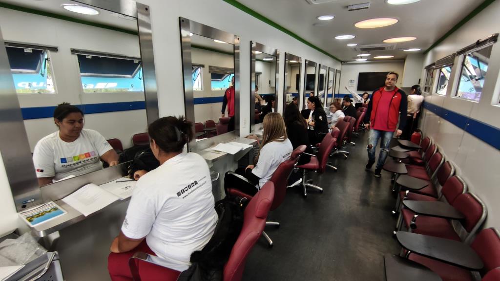 Primeira-dama visita Pinda para acompanhar cursos da Carreta de Formação