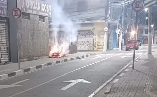 Com apoio das câmeras de monitoramento, jovens são detidos por atear fogo em lixeira no Centro Comercial