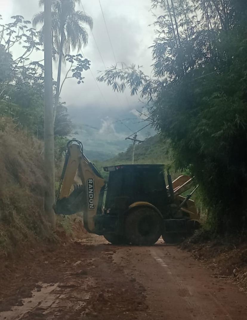 Prefeitura atua de forma emergencial na remoção de barreiras na região das Bicas