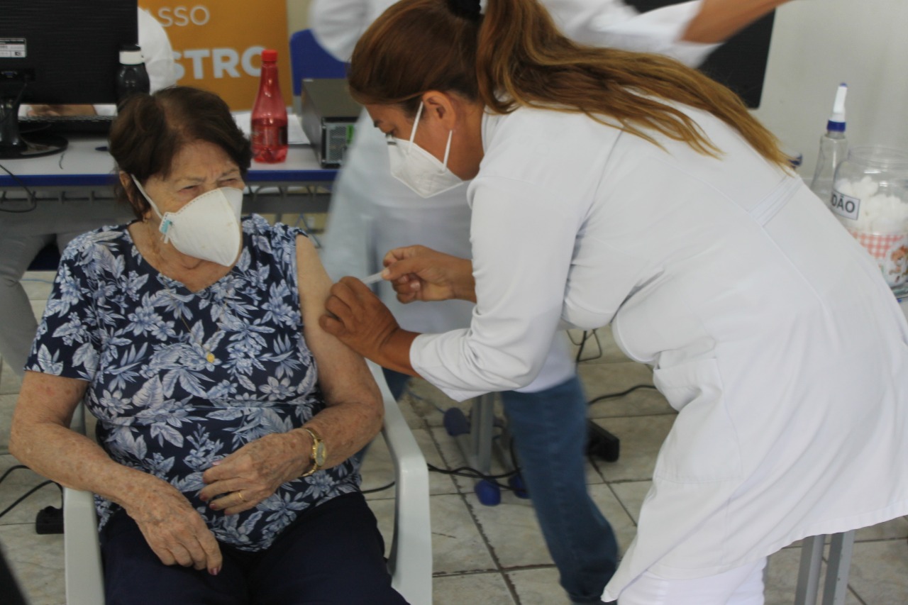 26/05 - Covid-19: Pinda mantém vacinação da 4ª dose para pessoas com 60 anos ou mais na quinta (26); demais públicos seguem normalmente