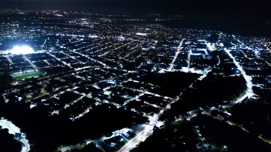 Pinda conta com canais oficiais para registro de falhas e reparos na iluminação pública