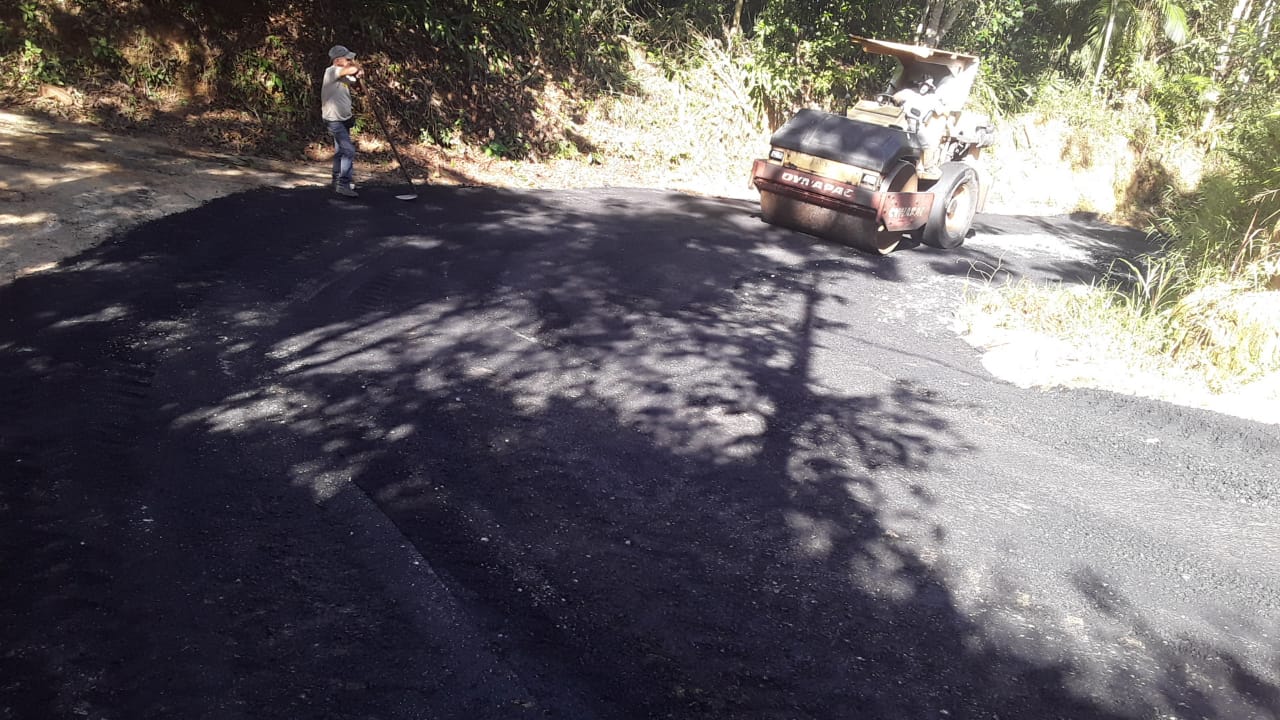 27/04 - Estrada recebe pavimentação em trecho de aclive acentuado nas Oliveiras