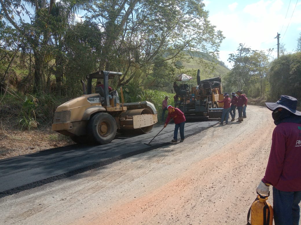 27/09 - Prefeitura implanta mais três quilômetros de asfalto na Estrada Pau D`Alho