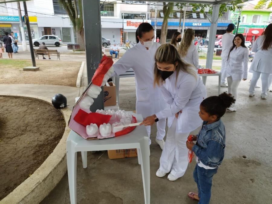 27/10 - Pinda realiza ‘ação de prevenção ao câncer bucal’ na praça Monsenhor Marcondes