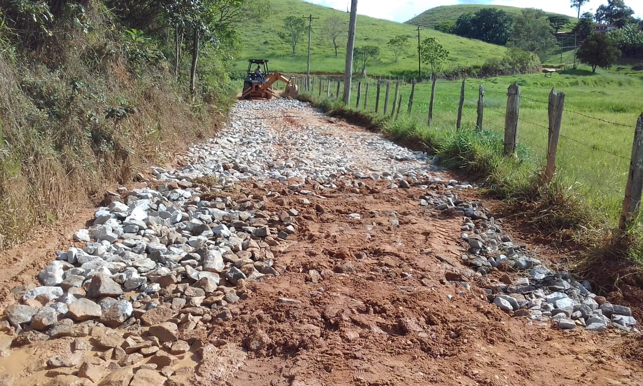 28/01 - Estrada municipal do Pinga recebe atendimento de emergência