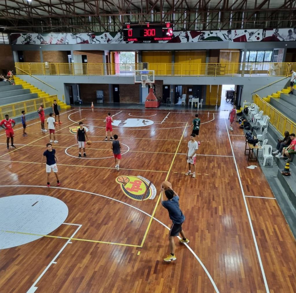Equipe de Basquete sub-16 retoma treinos com elenco completo visando competições de 2026