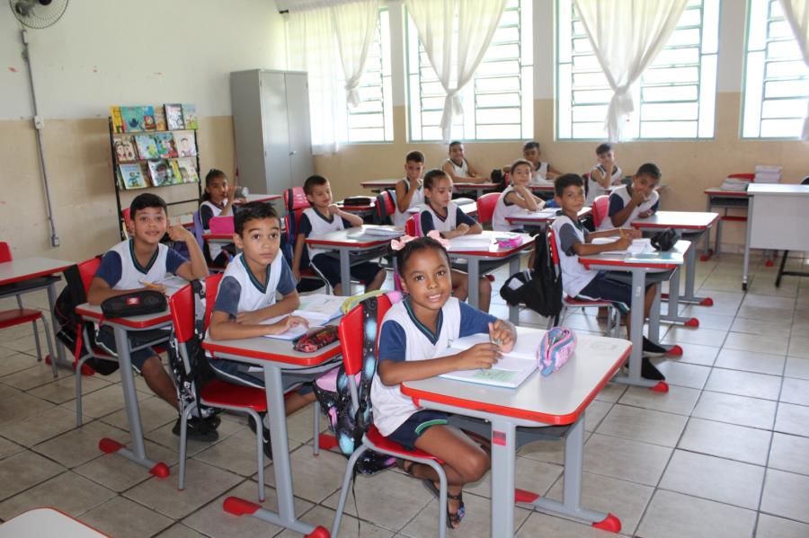 Prefeitura de Pinda inicia entrega de uniformes escolares para 15.810 estudantes