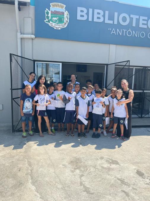 Biblioteca do Castolira recebe alunos da Escola Julieta Reale Vieira para atividade de leitura e cinema