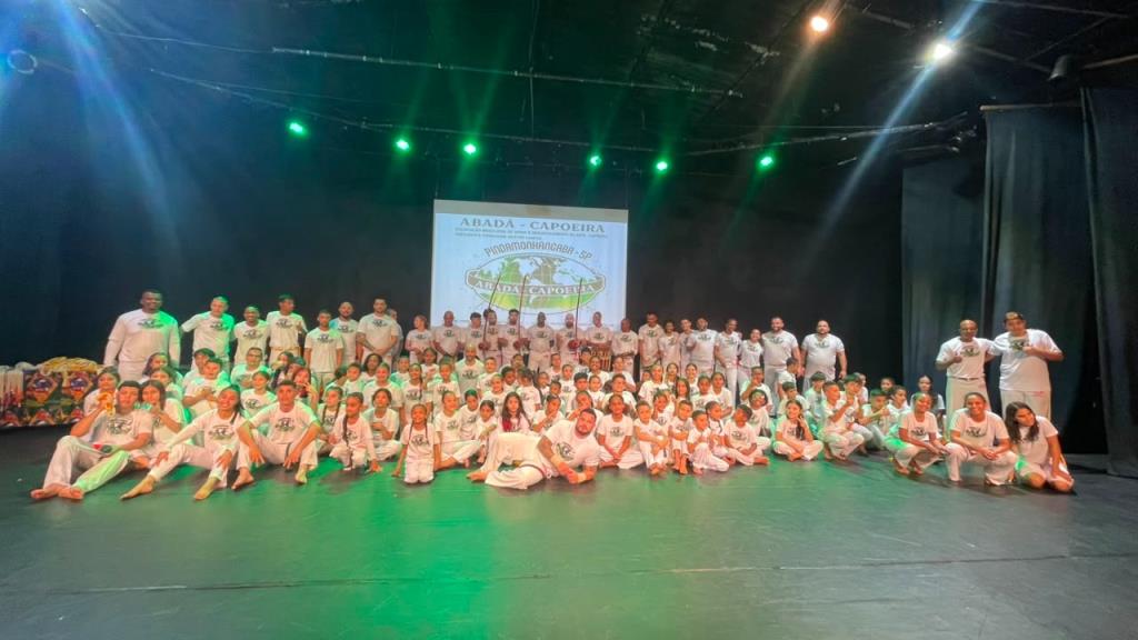 Batizado e troca de cordas da Escola Abadá-Capoeira reúne centenas de participantes em Pinda