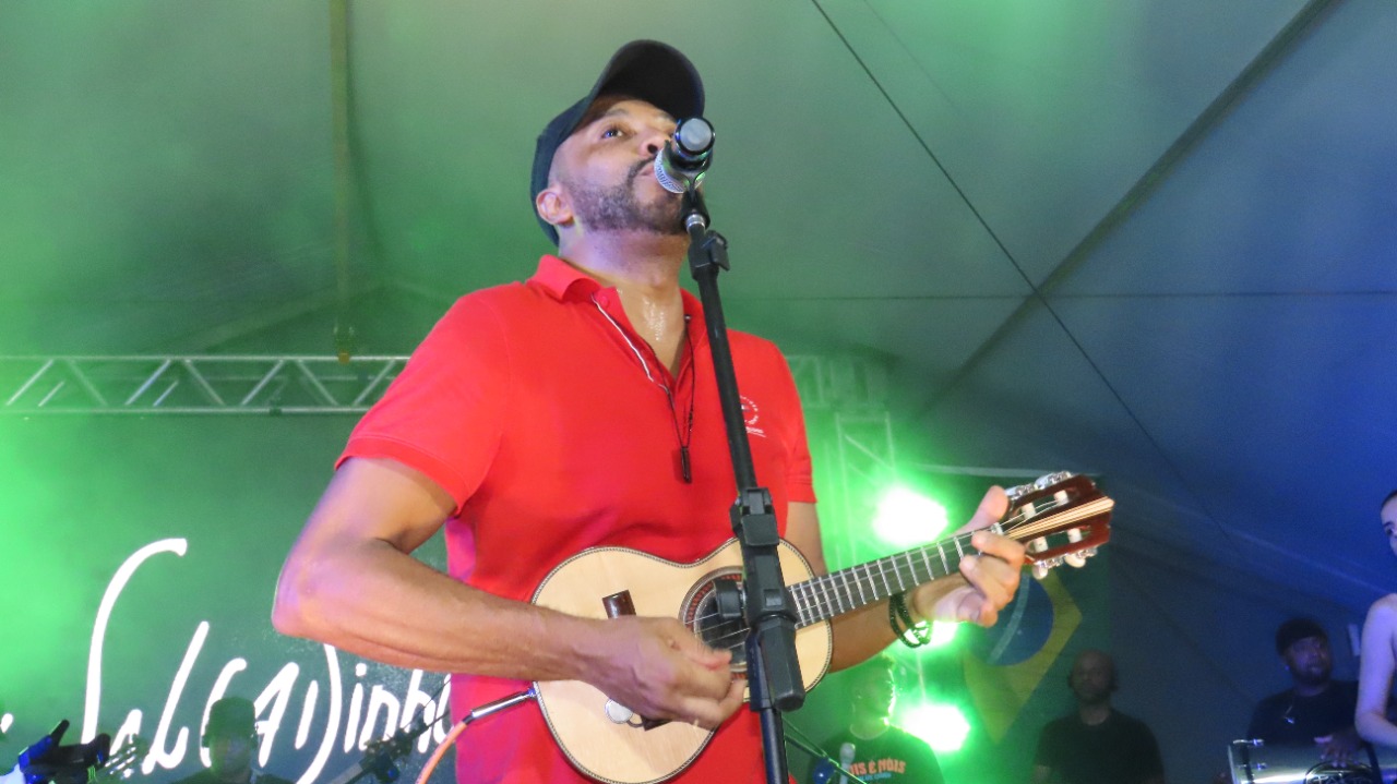 28/11 - Salgadinho canta hits e encanta público de Pinda