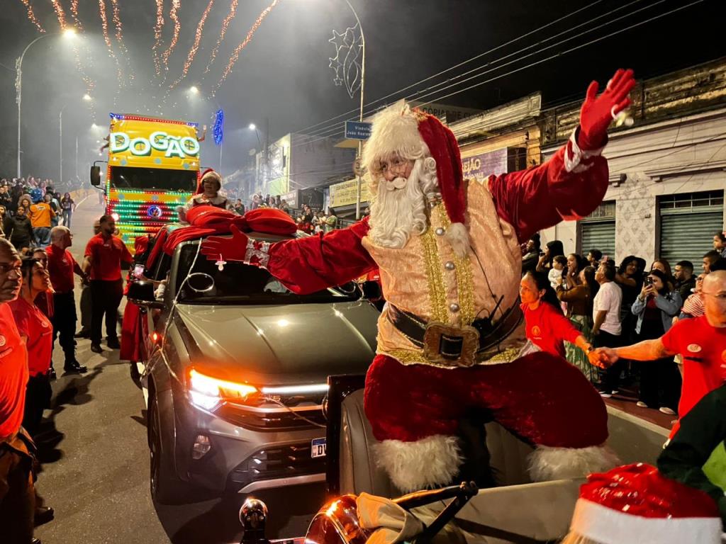 Noite de luzes, cores, sorrisos e muita animação movimenta avenida Nossa Senhora do Bom Sucesso