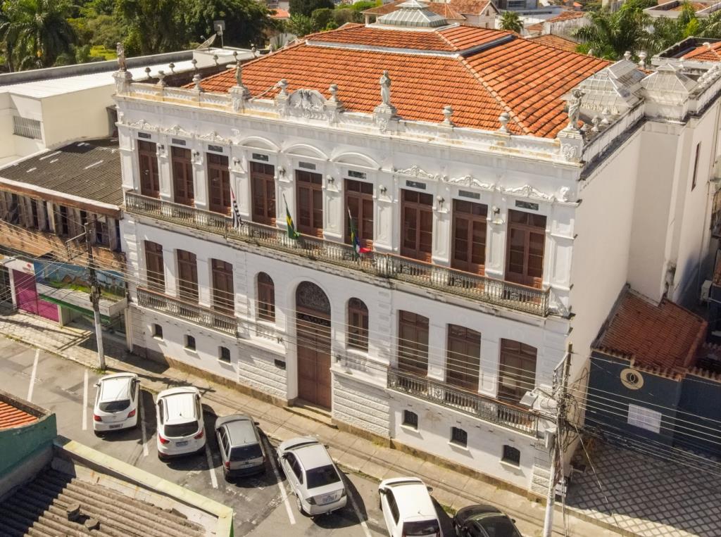 Academia Pindamonhangabense de Letras realiza Sessão Solene com homenagens, música e lançamento de livro