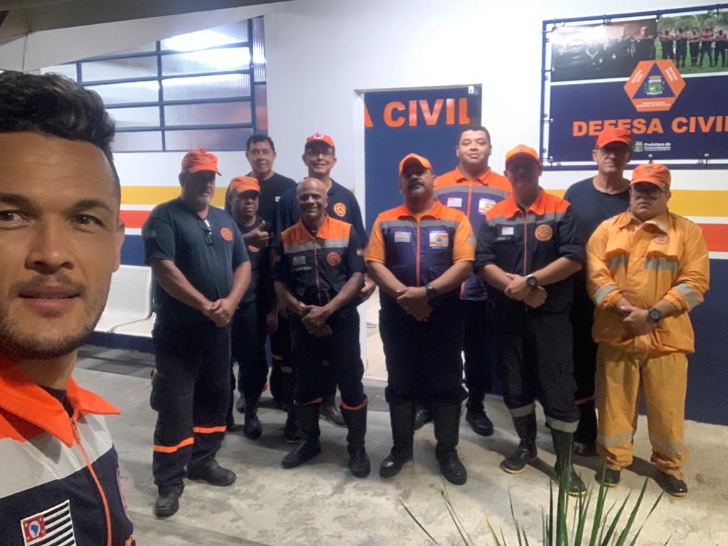 29/09 - Defesa Civil age na remoção de árvores e liberação de vias; Assistência presta atendimento às famílias