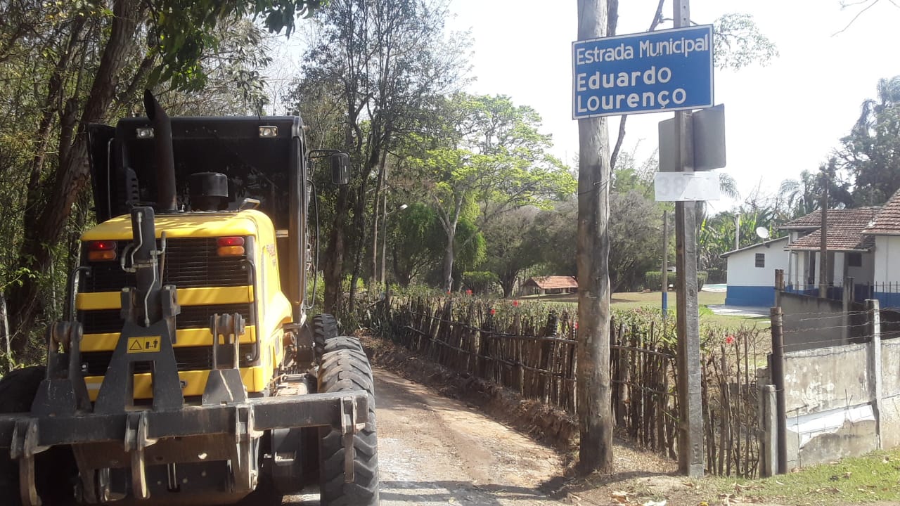 30/09- Estrada municipal Eduardo Lourenço recebe serviços de conservação