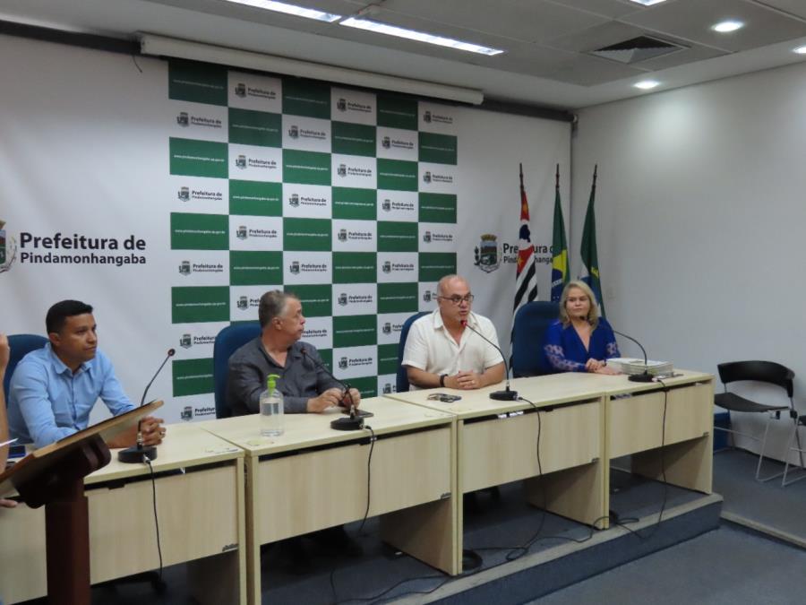 30/11 - Prefeitura entrega mais 60 contratos de doação de imóvel para moradores do Castolira