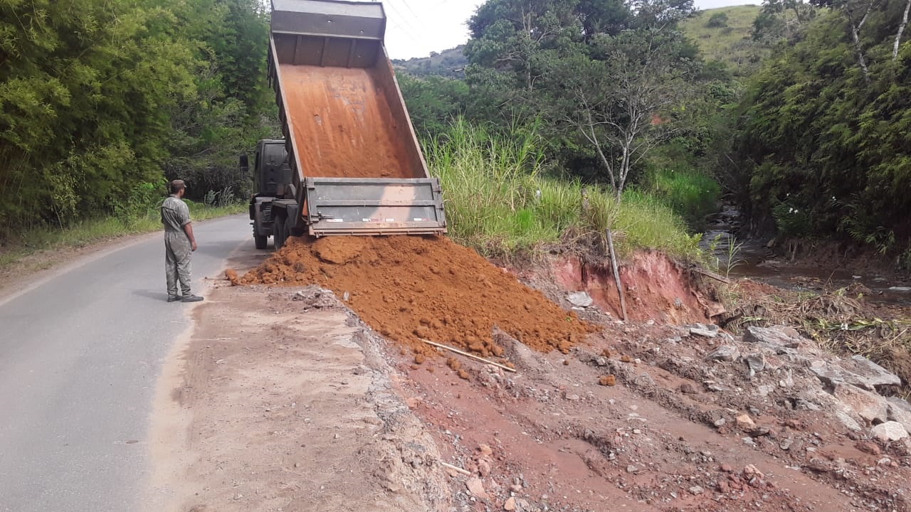 31/03 - Estrada municipal João Jorge Saad recebe serviços de manutenção