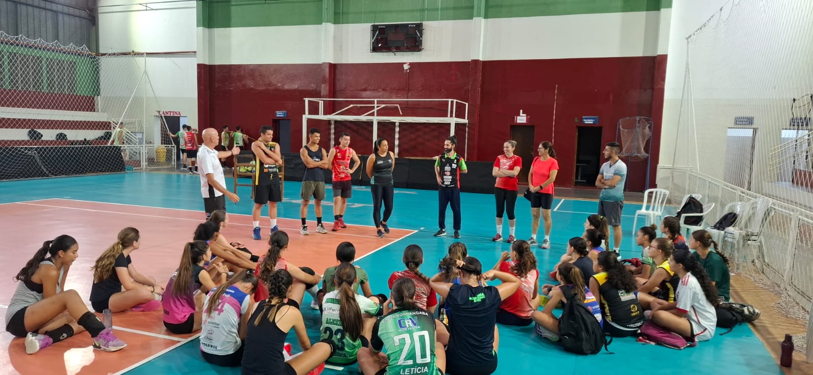 Secretaria de Esportes promove clínica de voleibol para técnicos e professores da modalidade