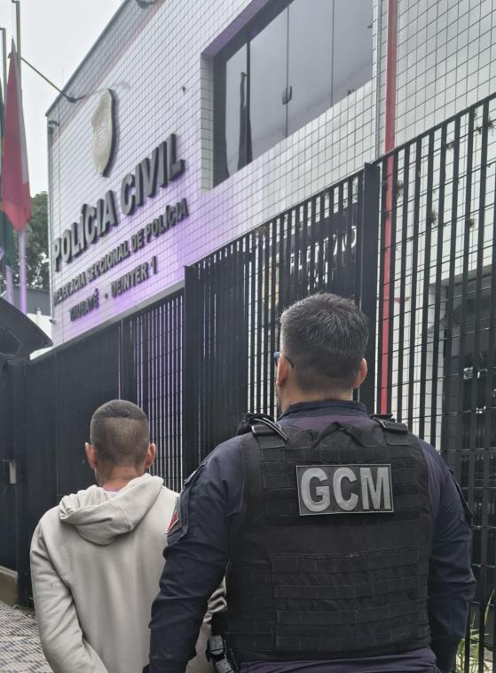 Câmeras de monitoramento identificam trajeto de autores de furto à padaria e GCM executa prisão