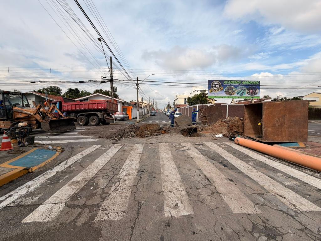 Sabesp realiza serviço corretivo em caixa de rede de esgoto na Av. Albuquerque Lins