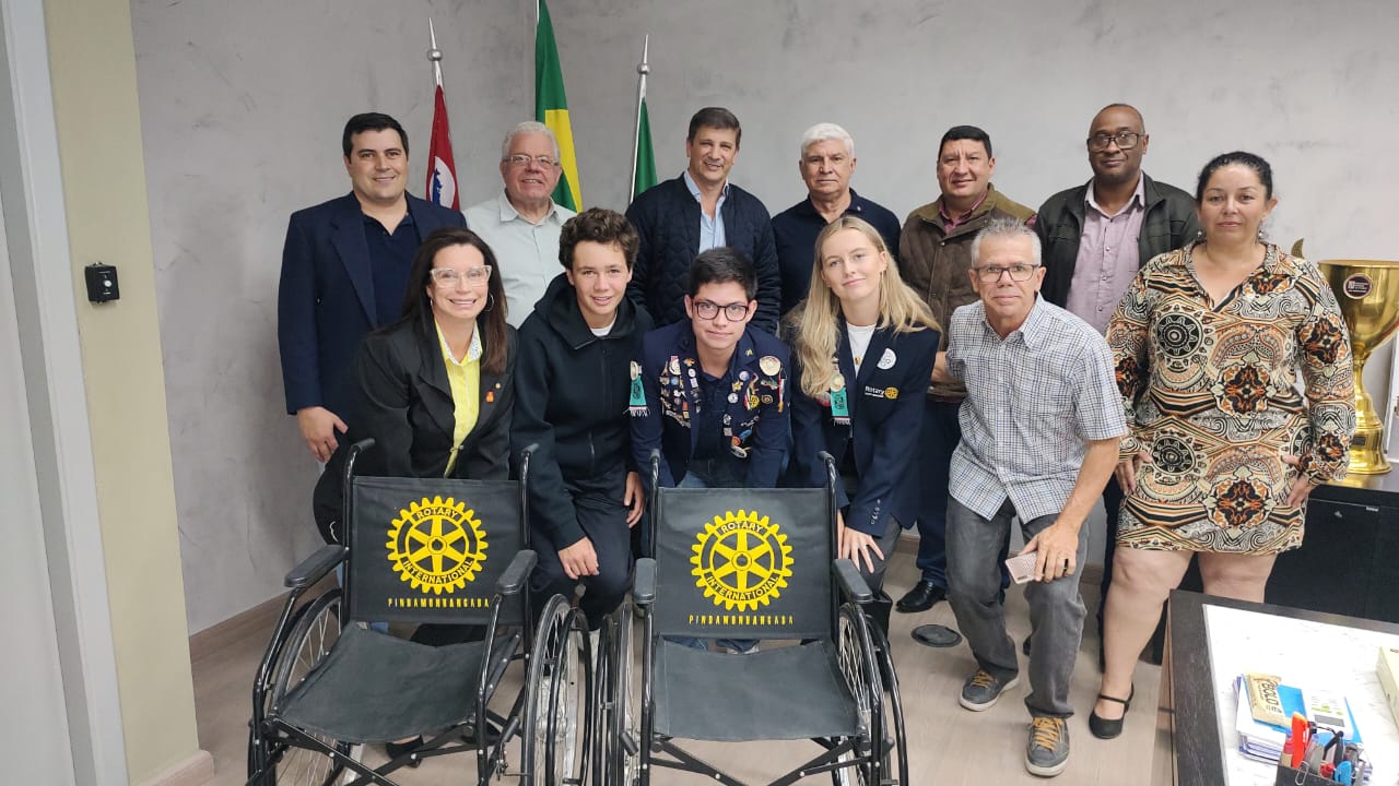 31/08 - Pinda recebe doação de cadeira de rodas e intercambistas do Rotary