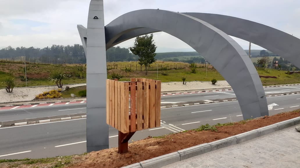 10/06- Lixeiras de madeira são instaladas no espaço do novo Deck