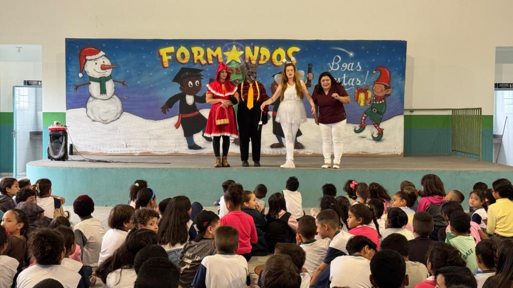 Saúde que ensina e diverte: teatro educativo leva orientação sobre higiene bucal a alunos de Pindamonhangaba