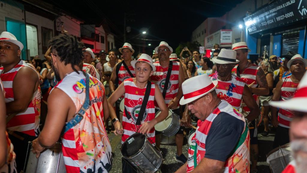 Bloco do Corinthians reúne torcedores mantendo tradição carnavalesca