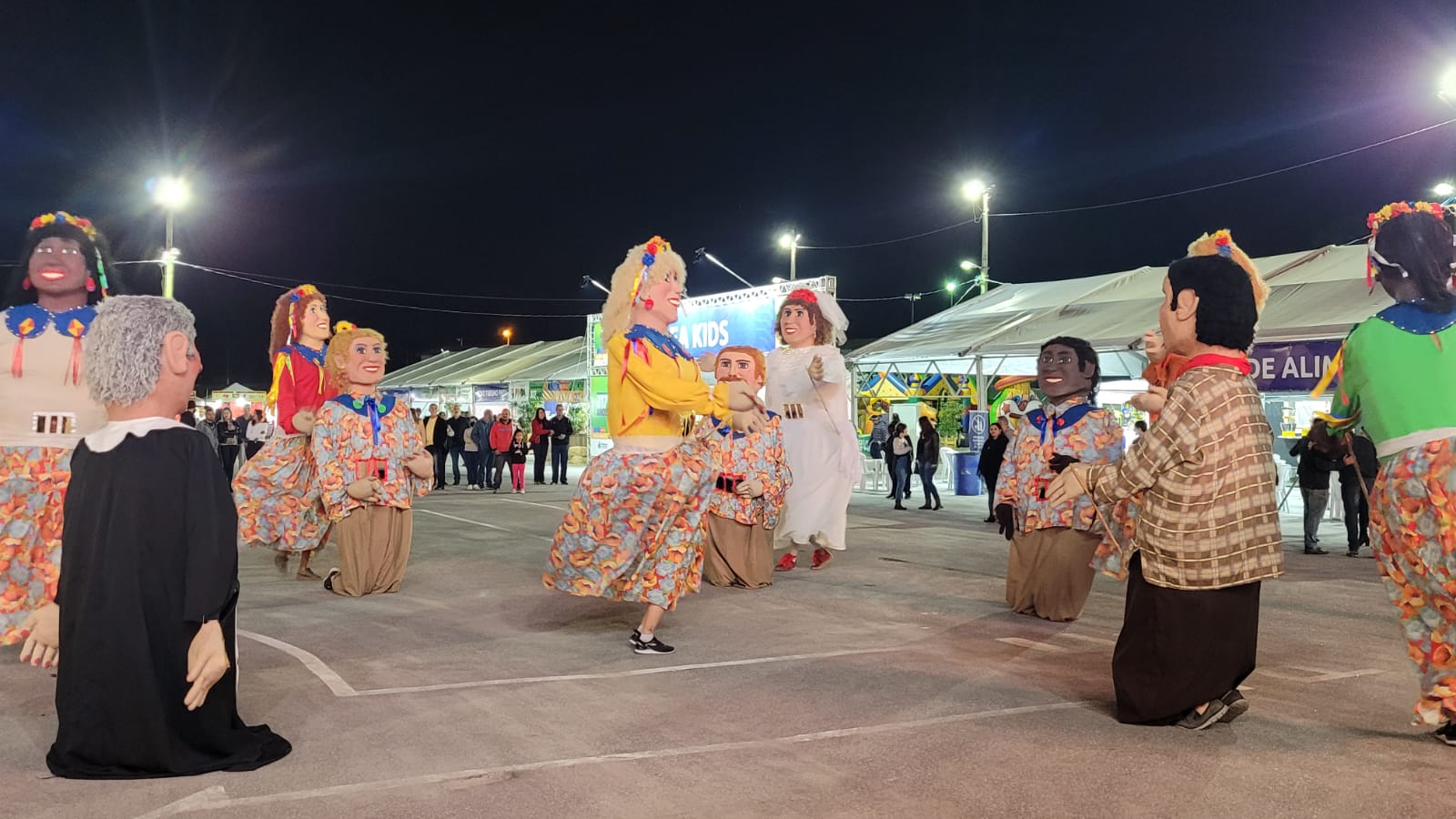 07/07 - Quadrilha de bonecos abre a festa de aniversário da cidade com alegria