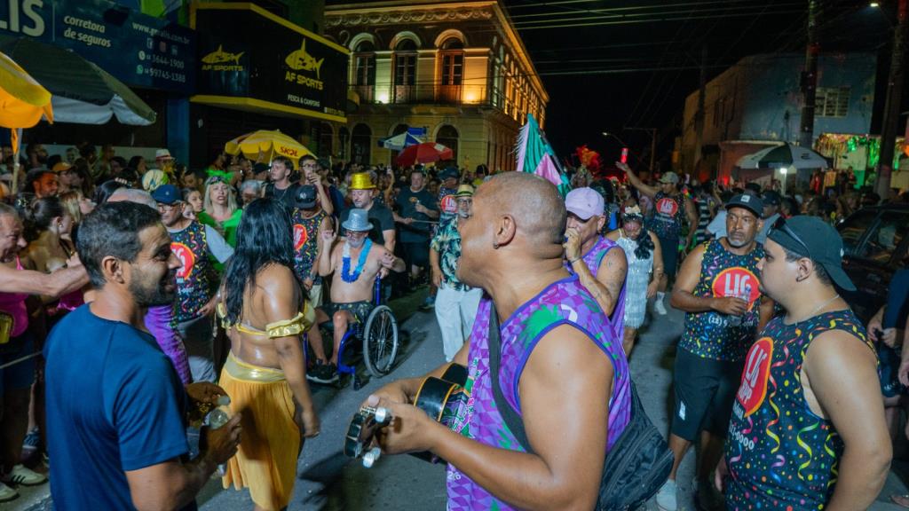 Bloco H’Lera celebra 20 anos com desfile animado no centro