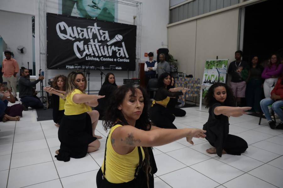 Quarta Cultural encanta público com arte, música e dança na Biblioteca Municipal