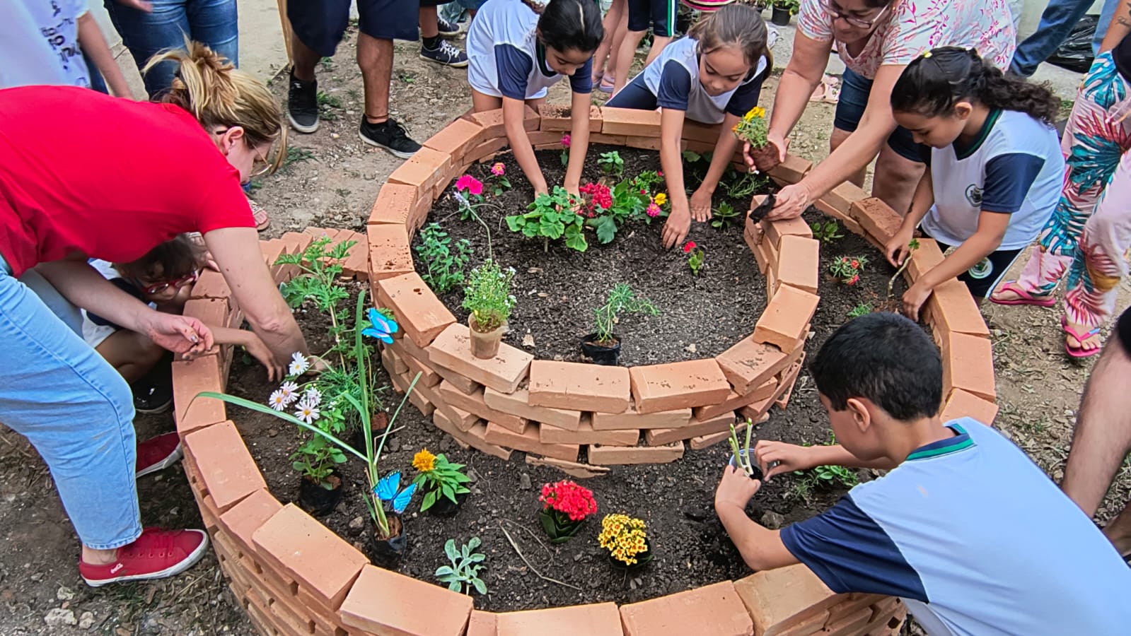 Escola promove plantio de Jardim Sensorial com a participação das famílias
