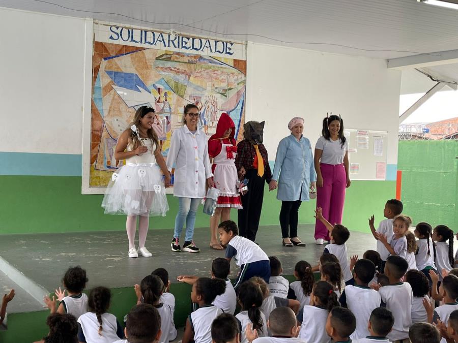 ESF Castolira faz teatro com Lobo Mau e Chapeuzinho Vermelho para orientar crianças a cuidar dos dentes