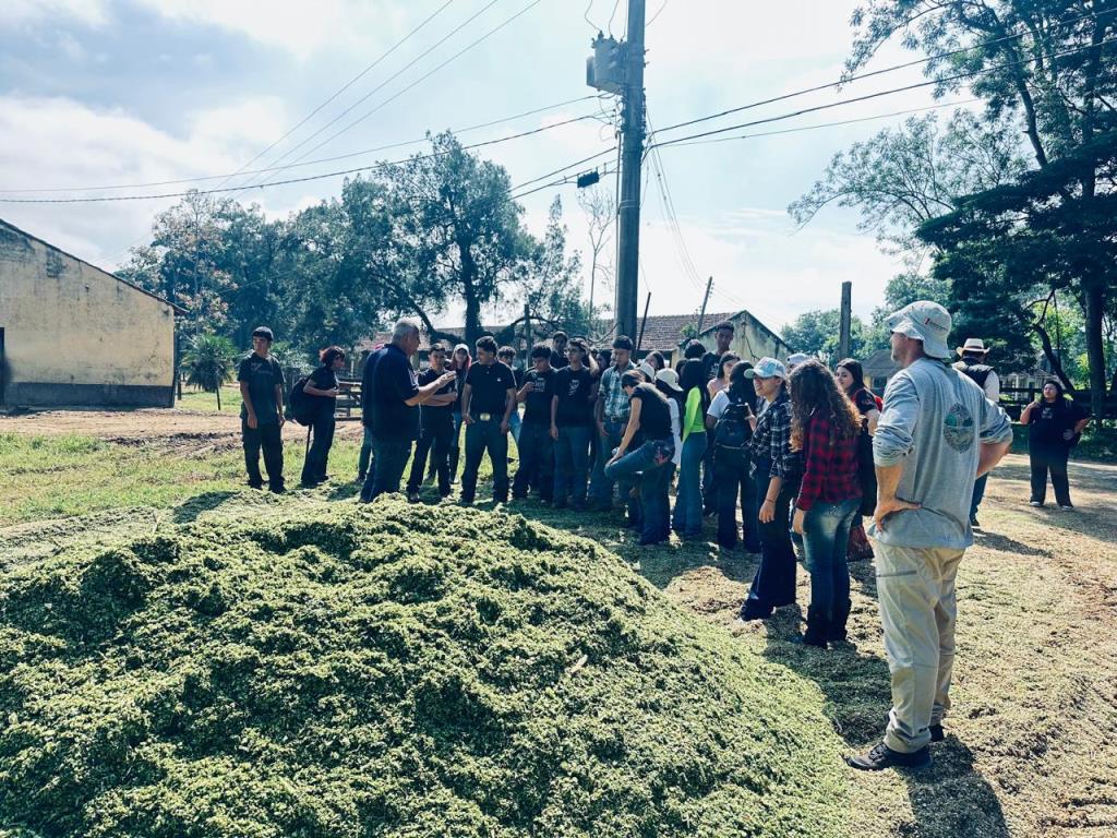 Alunos do curso técnico em agronegócio iniciam aulas práticas com atividade em campo na APTA