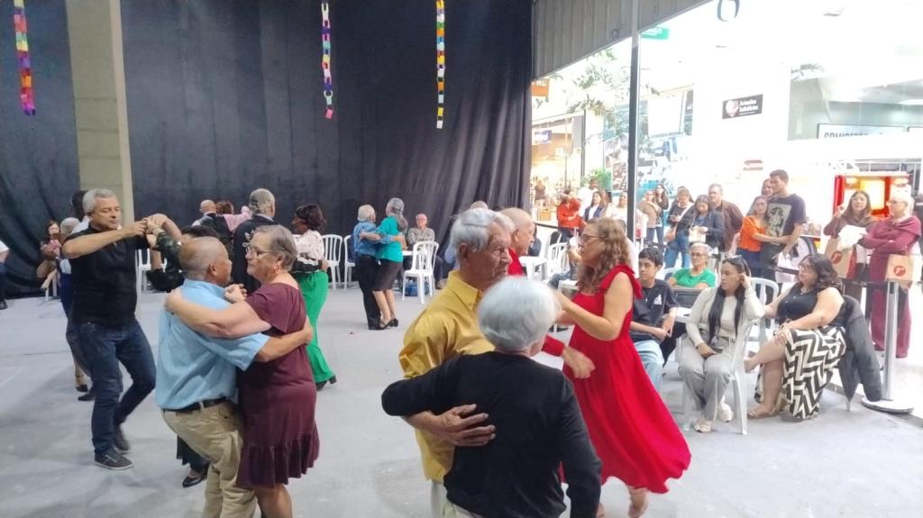 Baile dos Namorados da Melhor Idade reúne emoção, alegria e valorização da pessoa idosa em Pinda