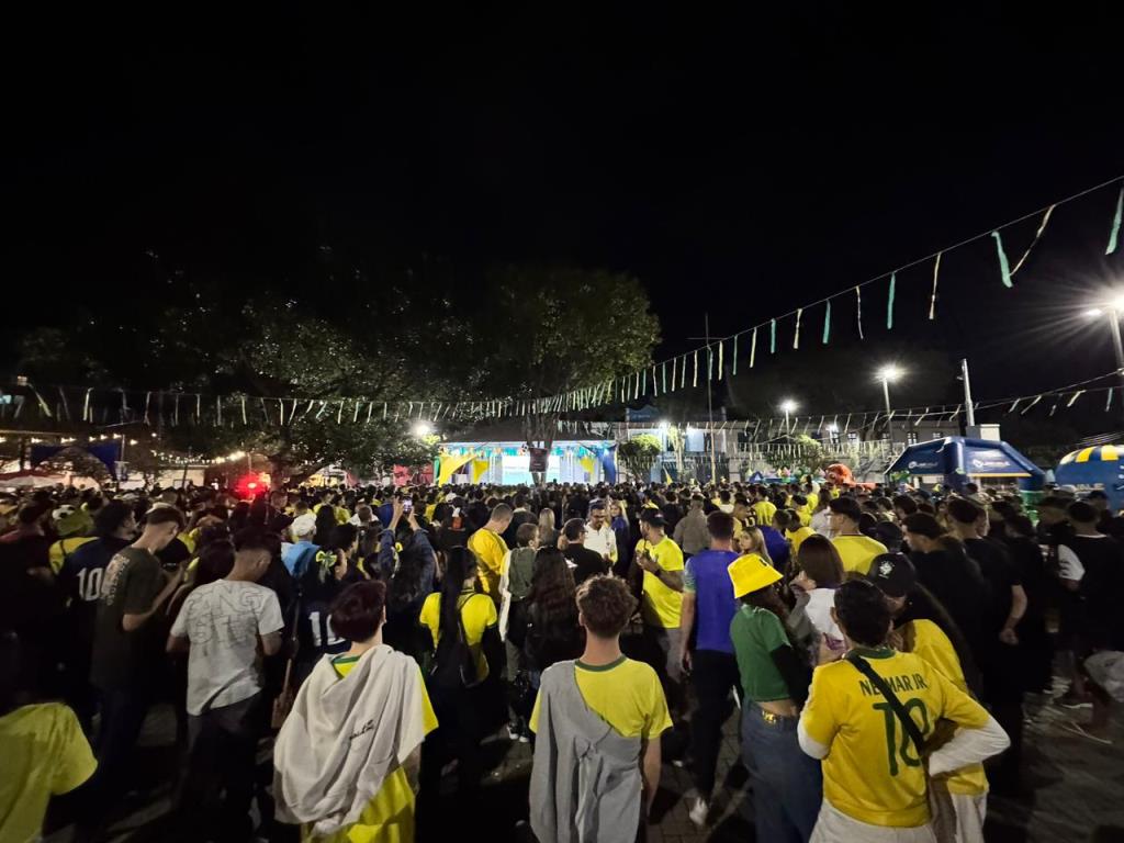 Copa na Praça reúne milhares de torcedores e terá estrutura ampliada para próximo jogo do Brasil
