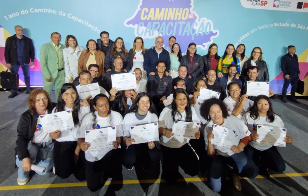 Governador e prefeito entregam certificados de Programa de Capacitação Profissional