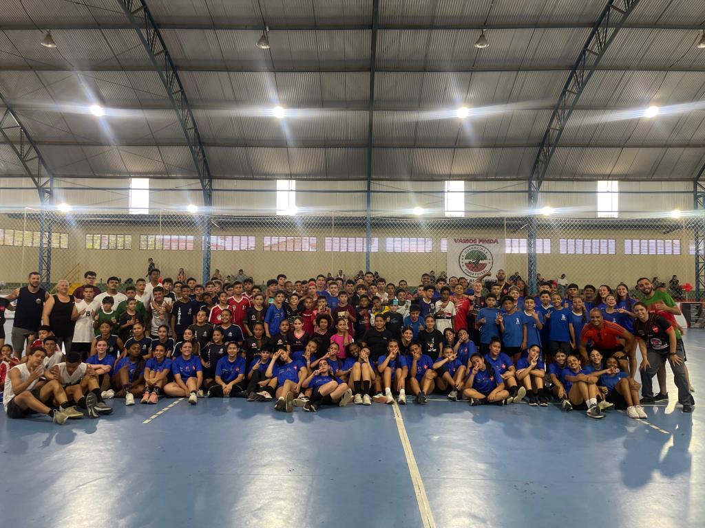 Festival de Handebol reúne crianças e jovens no Ginásio do Tabaú