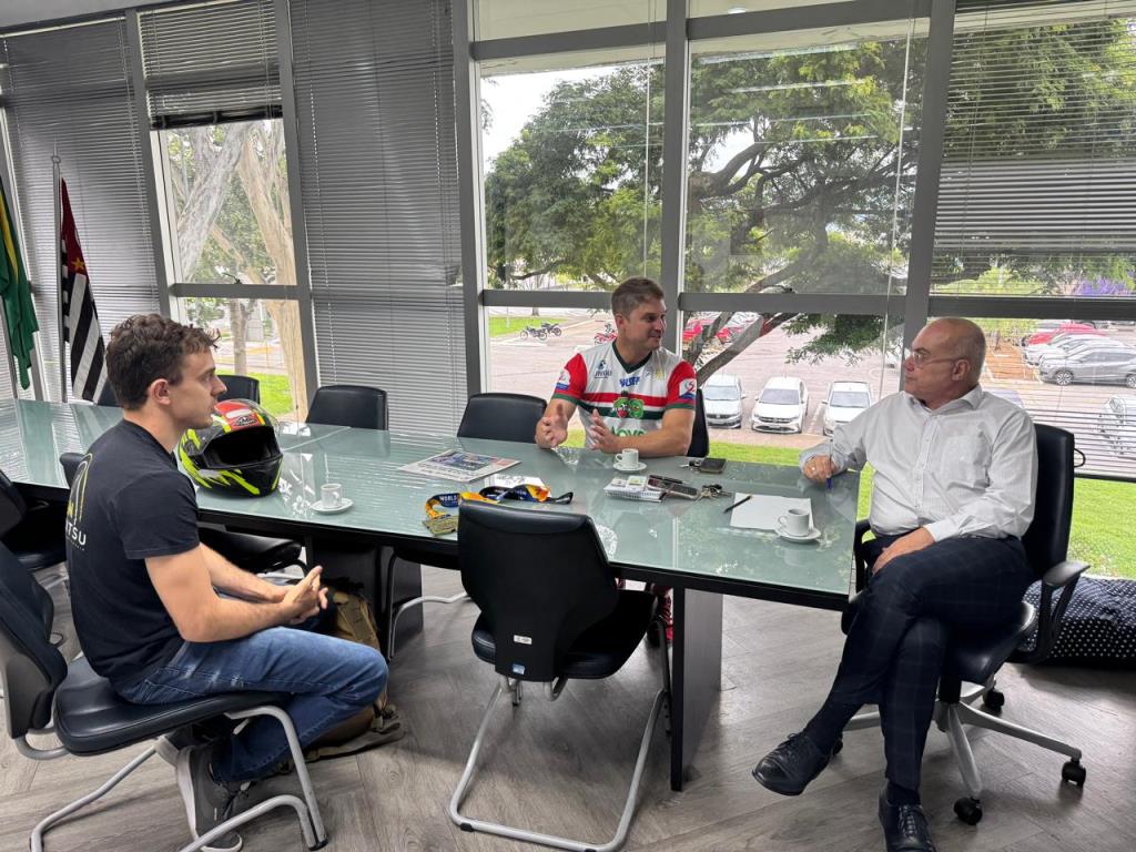 Atleta de Pindamonhangaba é recebido pelo prefeito após se destacar em competições de Jiu-Jitsu no Brasil e no exterior