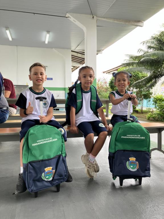 Mochilas chegam a todas as escolas e CMEIs da rede municipal de Pindamonhangaba