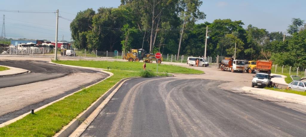 Via Estrutural recebe última camada de asfalto e sinalização viária para inauguração em abril