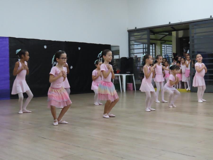 Salão de Ginástica, no C.E. "João do Pulo", recebe apresentação de Ballet