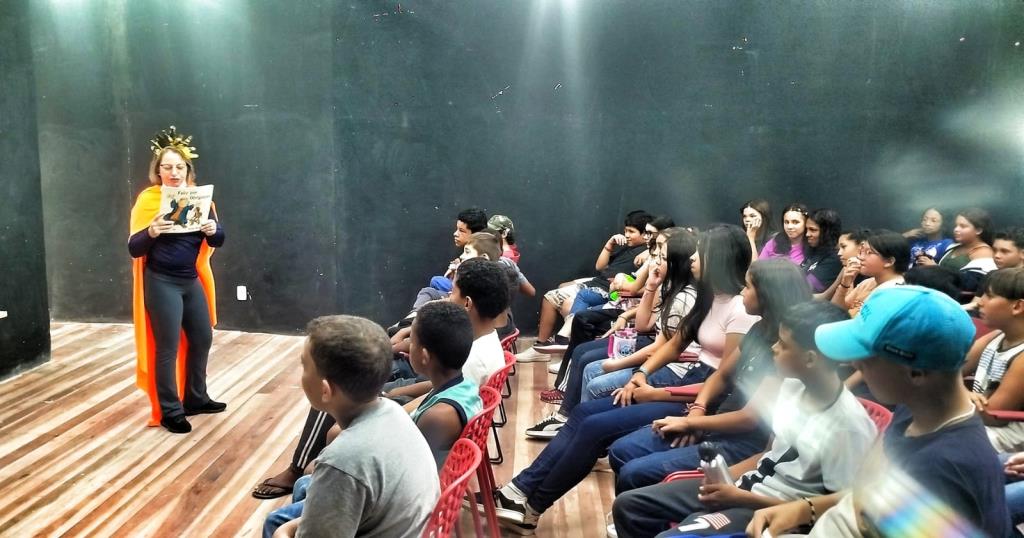 Biblioteca Araretama promove contação de histórias e oficina teatral para alunos do 6° ano da EE Bem Viver