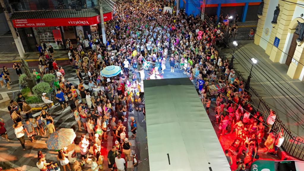 Bloco Caipiranhas arrasta multidão e leva irreverência no Carnaval