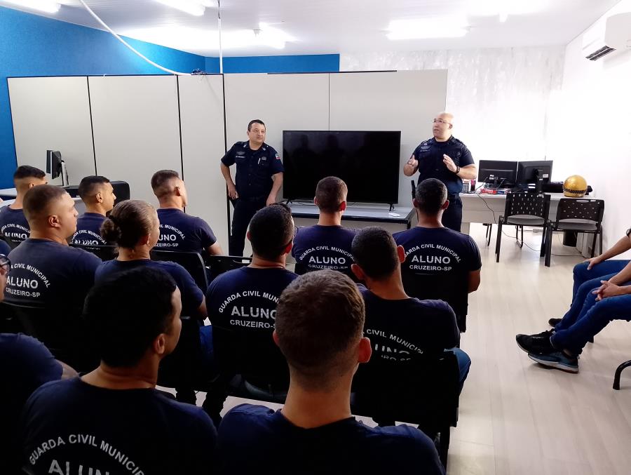 GCM de Pindamonhangaba recebe alunos do curso de formação da GCM de Cruzeiro