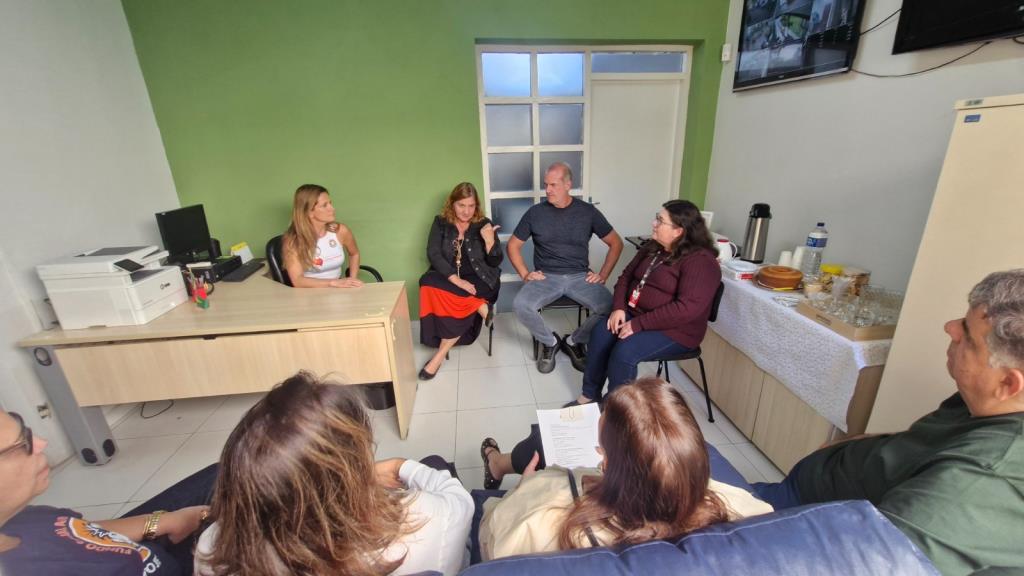 Fundo Social de Pinda recebe visita técnica de Guaratinguetá e apresenta projetos de capacitação e proteção animal