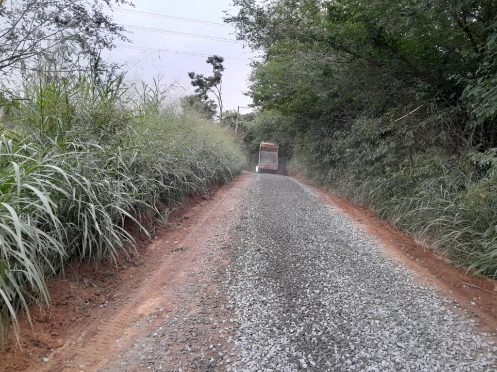 Prefeitura realiza manutenção de estradas rurais e reforça apoio às comunidades do campo