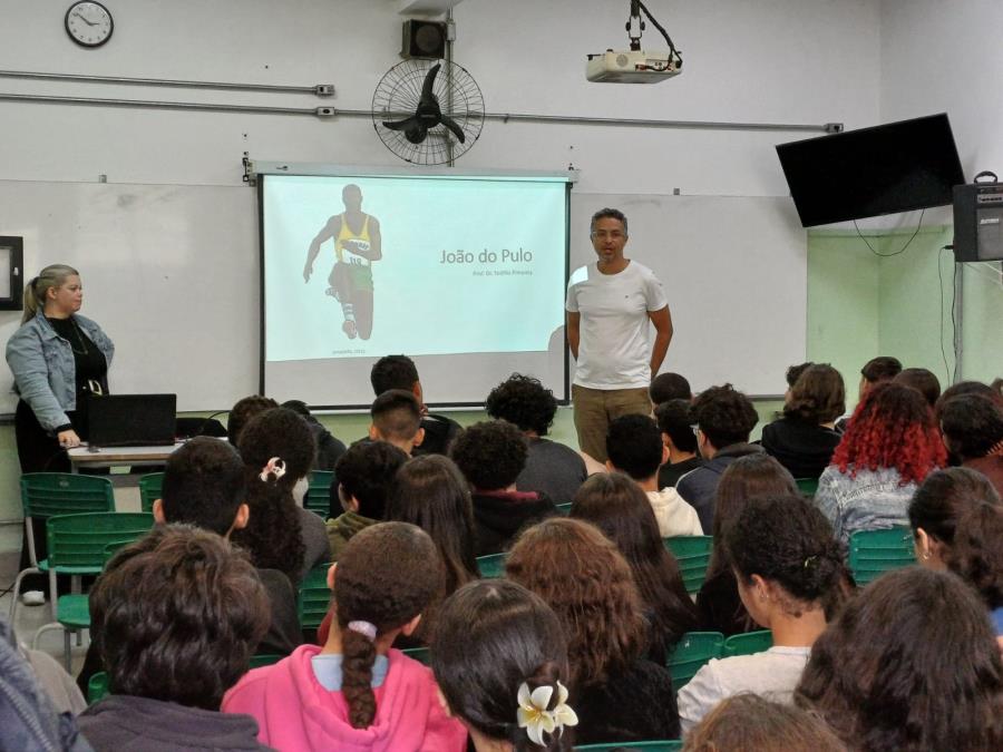 Mais de mil alunos da rede estadual de Pindamonhangaba participam de palestra sobre a trajetória de João do Pulo