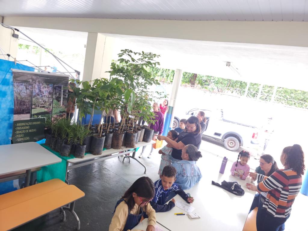 Prefeitura realiza projeto de arborização com espécies frutíferas em escolas municipais