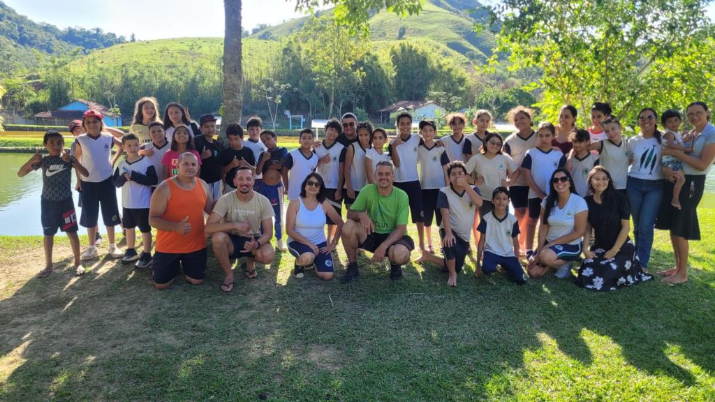 Alunos da Rede Municipal vivenciam canoagem em projeto escolar